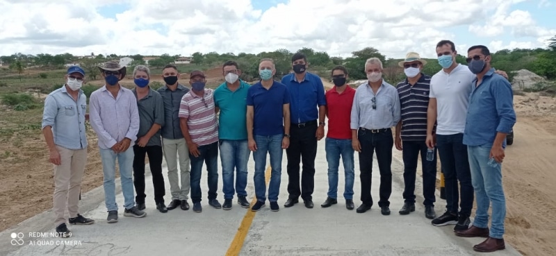 Vereadores de Cabaceiras prestigiam entrega de passagem molhada na zona rural