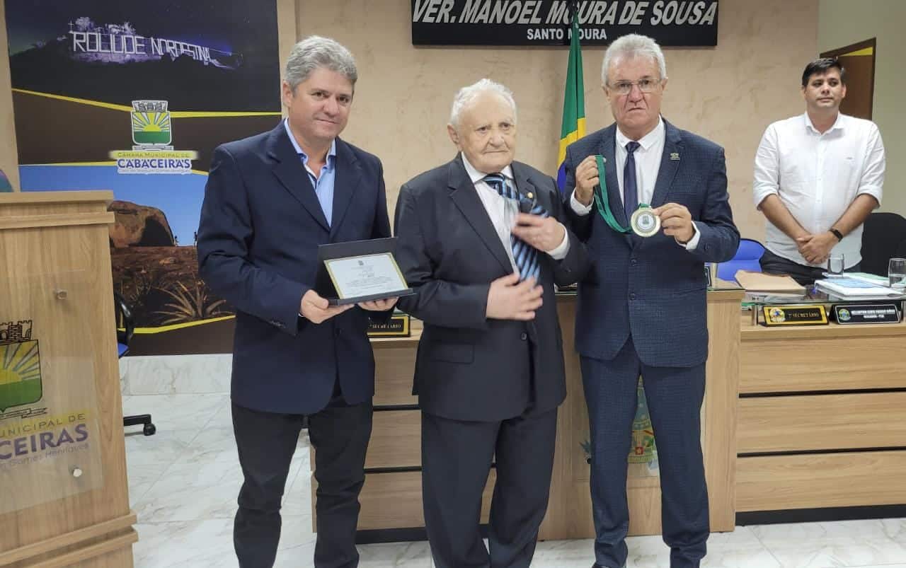 Em Sessão Solene: Câmara de Cabaceiras concede Medalha de Honra ao Mérito Legislativo (Teresinha Jesus Farias Aires) ao médico e poeta Sebastião Aires de Queiroz